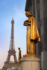 Fototapeta na wymiar Paris golden statue and Eiffel tower
