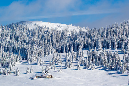 Paysage montagnes du Jura sous la neige