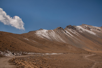 Fototapeta na wymiar Volcán Nevado de Toluca en el Estado de México 