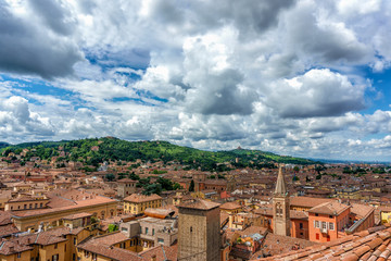 Un tappeto di nuvole Bologna, la citt&agrave; rossa, ed i suoi colli, la basilica di San Luca sullo sfondo