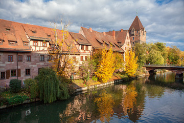 Fototapeta na wymiar autumnal scenery with Pegnitz river in Nuremberg