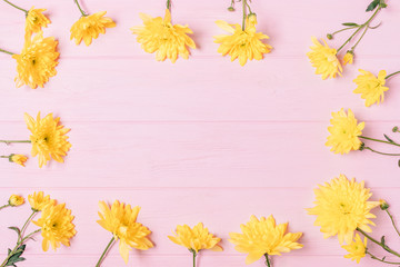 Obraz premium Spring flat lay frame composition of fresh yellow flowers