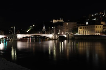 Fototapeta premium Le Pont Bonaparte sur la rivière Saône à Lyon la nuit - Département du Rhône - France