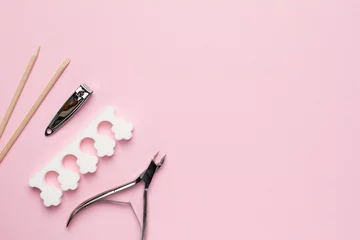 Rolgordijnen Manicure- en pedicurehulpmiddelen op roze achtergrond met copyspace, nagelverzorgingsset © KatrinaEra
