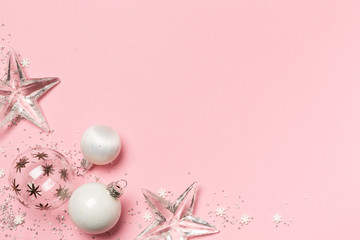 Weihnachtsdekoration auf rosa Hintergrund, Top View, Christmas decoration on pink background