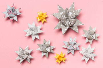 Weihnachtsdekoration auf rosa Hintergrund, Top View, Christmas decoration on pink background