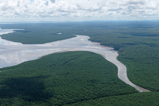 Vue a&eacute;rienne de l'oc&eacute;an Atlantique et rivi&egrave;re de Kaw en for&ecirc;t amazonienne en Guyane fran&ccedil;aise