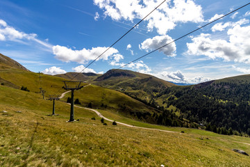Meraner Bergwelt mit Seilbahnanlage