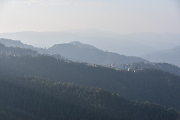 Fototapeta premium インドのヒマラヤ山岳地帯 シムラーの街並み 美しい山と森林と青空