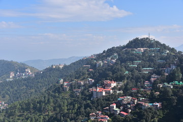 インドのヒマラヤ山岳地帯　シムラーの街並み　美しい山と青空