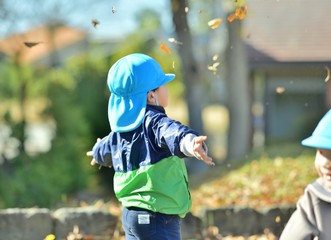 秋・落ち葉・園児