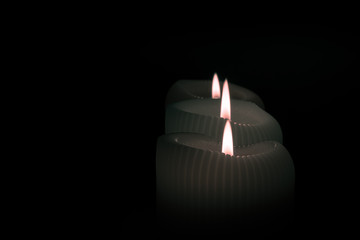 Paląca się świeczka, zbliżenie na płomień