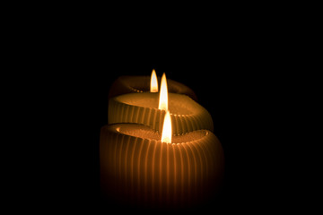 Paląca się świeczka, zbliżenie na płomień