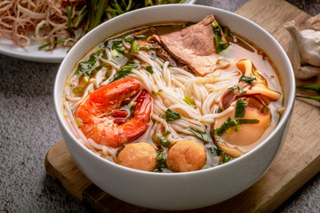 A coloful bowl of Bun Thai Tom Yum.