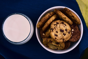 tazón de galletas con leche 