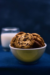 tazón de galletas con leche 