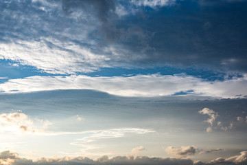 Obraz premium Evening sky with white clouds. Evening sky with black clouds.
