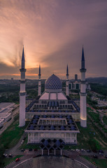 Fototapeta na wymiar The Sultan Salahuddin Abdul Aziz Shah Mosque, also known as Blue Mosque, is the state mosque of Selangor, Malaysia. It is located in Shah Alam and is Malaysia's largest mosque.