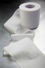 Rotolo di carta igienica con striscia aperta