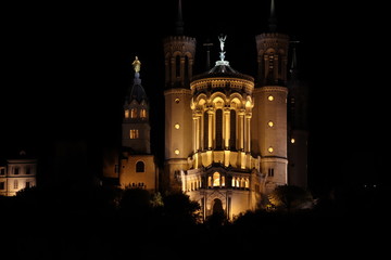 La Basilique de Fourvière dans la ville de Lyon vue de nuit - Département du Rhône - France