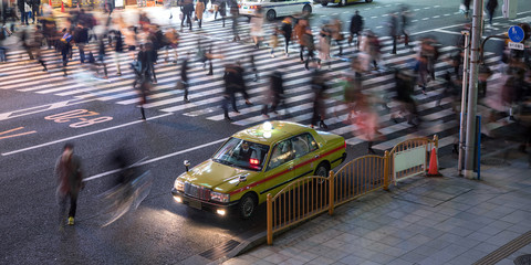 Taxi waiting for passenger at night in Tokyo　夜の東京 客待ちのタクシー