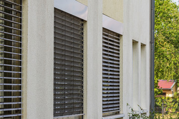 unterschiedlich geöffnete Jalousienen am Fenster