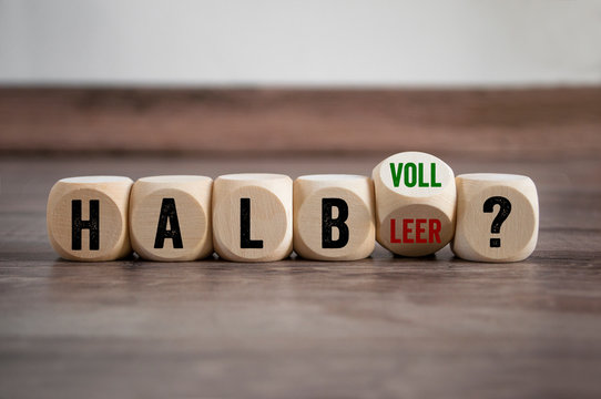 W&uuml;rfel mit halbvoll und halbleer