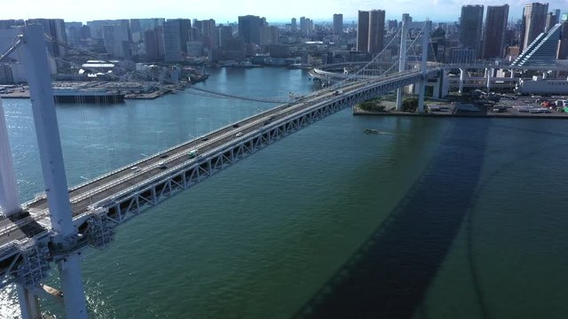 海辺の都会にかかる橋　空撮
