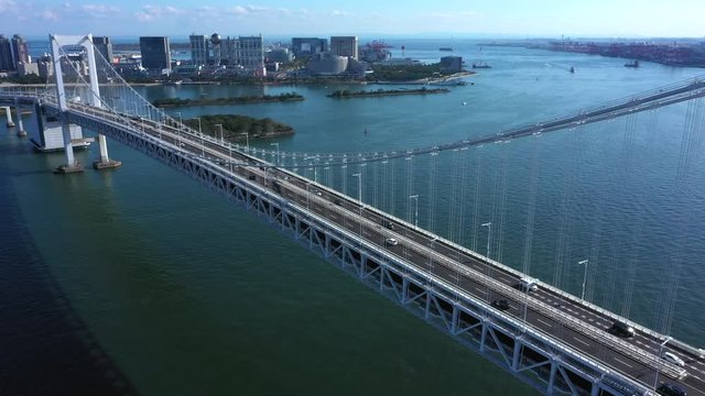 海辺の都会にかかる橋　空撮