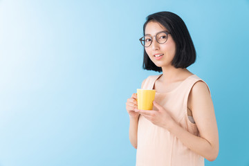 飲み物を飲む女性