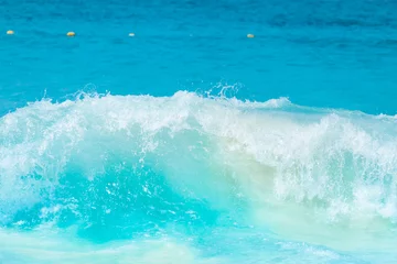 Foto op Canvas The beautiful sea wave with blue foam and turquoise color. © Nos