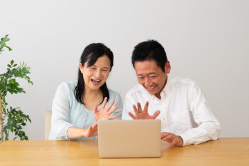 Obraz premium パソコンでテレビ通話する