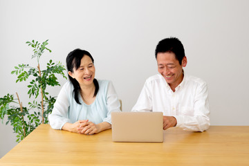 Obraz premium パソコンを一緒に操作する夫婦