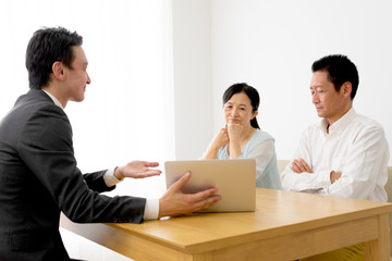 Obraz premium 保険を検討する夫婦