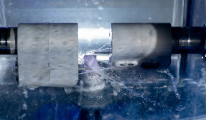 Fräsmaschine in der Zahnmedizin fräst aus Keramik Block vollautomatisch und computergesteuert eine Zahnkrone