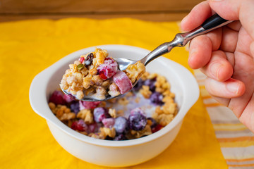 フルーツグラノーラをスプーンで掬う