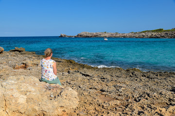 Frau an der Bucht Calo Molto / Insel Mallorca