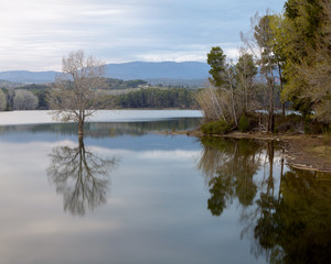 Fototapeta na wymiar Bella vista del embalse de El Regajo, cerca de la población de Navajas, en la provincia de Castellón. Comunidad Valenciana. España