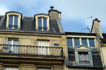 Rue Albert Fracasse. Plaque de nom de rue sur un balcon.