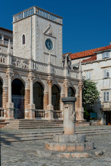 Fototapeta premium Hvar Loggia Kroatien Platz Sehenswürdigkeit Brunnen Fassade Venizianer Palast 