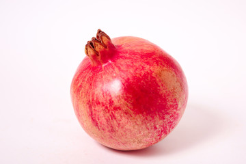 Granada roja sobre fondo blanco.