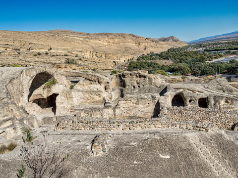 Uplisziche  ist eine Festungs- und H&ouml;hlenstadt in Georgien. Bereits in der Bronzezeit siedelten Menschen auf dem Plateau. Die Festungsstadt wurde im 6. Jahrhundert v. Chr. gegr&uuml;ndet