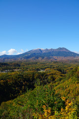 Fototapeta na wymiar 九蔵峠から眺めた御嶽山と紅葉