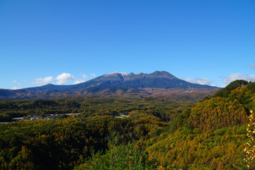 九蔵峠から眺めた御嶽山と紅葉