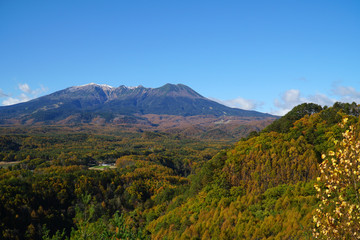 九蔵峠から眺めた御嶽山と紅葉