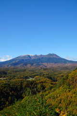 九蔵峠から眺めた御嶽山と紅葉