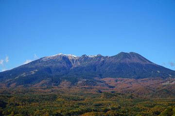 九蔵峠から眺めた御嶽山と紅葉