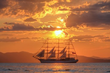 Fototapeta premium ship at sunset