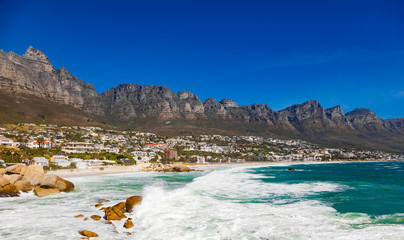 Camps Bay Beach et Table Mountain à Cape Town Afrique du Sud