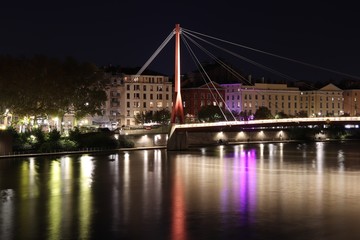 Fototapeta na wymiar La passerelle du palais de justice sur la rivière Saône dans la ville de Lyon - Vue de nuit - Département du Rhône - France 